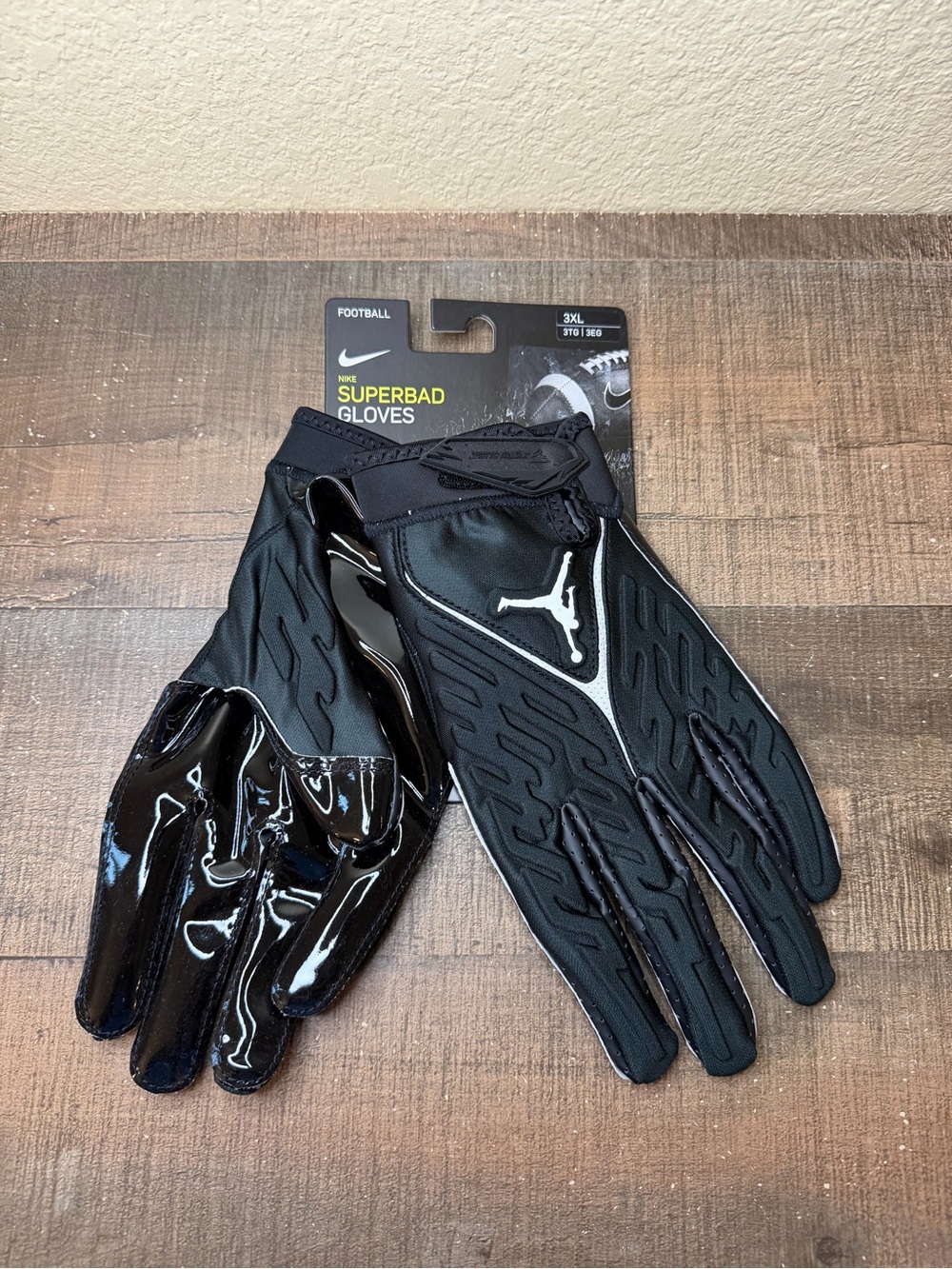 Nike Jordan Superbad 6.0 Football Gloves.
- Size 3XL Men.